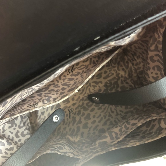 🛑SOLD🛑  Guess Handbag 👜 with strap - Picture 4 of 8